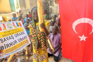Afrika Çad bölgesinde yetim ve yoksul çocuklara ekmek dağıtımında bulunduk 