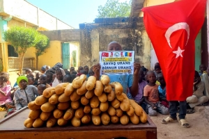 Afrika Çad bölgesinde yetim ve yoksul çocuklara ekmek dağıtımında bulunduk 