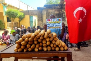 Afrika Çad bölgesinde yetim ve yoksul çocuklara ekmek dağıtımında bulunduk 