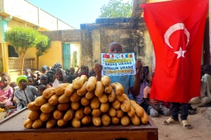 Afrika Çad bölgesinde yetim ve yoksul çocuklara ekmek dağıtımında bulunduk 
