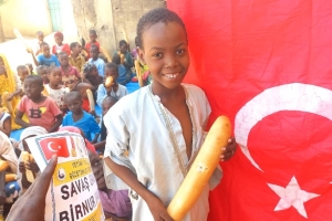 Afrika Çad bölgesinde yetim ve yoksul çocuklara ekmek dağıtımında bulunduk 