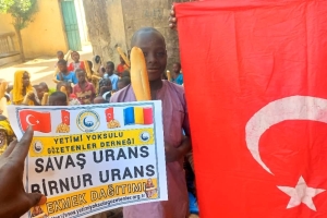 Afrika Çad bölgesinde yetim ve yoksul çocuklara ekmek dağıtımında bulunduk 