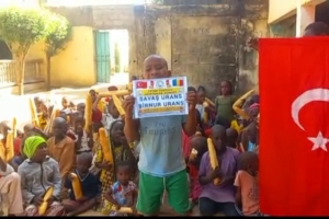 Afrika Çad bölgesinde yetim ve yoksul çocuklara ekmek dağıtımında bulunduk 