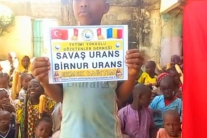Afrika Çad bölgesinde yetim ve yoksul çocuklara ekmek dağıtımında bulunduk 