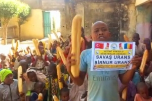 Afrika Çad bölgesinde yetim ve yoksul çocuklara ekmek dağıtımında bulunduk 