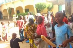 Afrika Çad bölgesinde yetim ve yoksul çocuklara ekmek dağıtımında bulunduk 