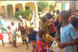 Afrika Çad bölgesinde yetim ve yoksul çocuklara ekmek dağıtımında bulunduk 