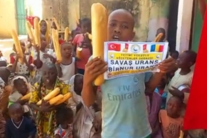 Afrika Çad bölgesinde yetim ve yoksul çocuklara ekmek dağıtımında bulunduk 