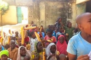 Afrika Çad bölgesinde yetim ve yoksul çocuklara ekmek dağıtımında bulunduk 