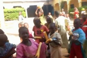 Afrika Çad bölgesinde yetim ve yoksul çocuklara ekmek dağıtımında bulunduk 