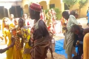 Afrika Çad bölgesinde yetim ve yoksul çocuklara ekmek dağıtımında bulunduk 