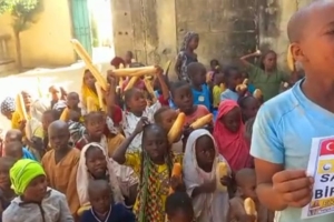 Afrika Çad bölgesinde yetim ve yoksul çocuklara ekmek dağıtımında bulunduk 
