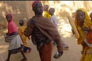 Afrika Çad bölgesinde yetim ve yoksul çocuklara ekmek dağıtımında bulunduk 