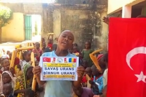 Afrika Çad bölgesinde yetim ve yoksul çocuklara ekmek dağıtımında bulunduk 