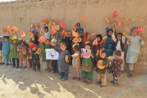 Bugün Afganistan Bölgesi'ndeki yetim ve yoksul çocuklara ekmek dağıtımında bulunduk Allah hayır sahiplerinden razı olsun