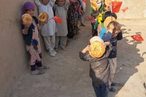 Bugün Afganistan Bölgesi'ndeki yetim ve yoksul çocuklara ekmek dağıtımında bulunduk Allah hayır sahiplerinden razı olsun