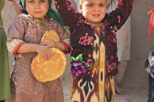 Bugün Afganistan Bölgesi'ndeki yetim ve yoksul çocuklara ekmek dağıtımında bulunduk Allah hayır sahiplerinden razı olsun