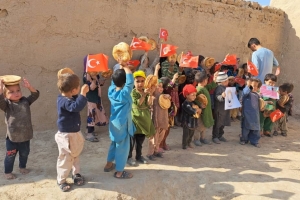 Bugün Afganistan Bölgesi'ndeki yetim ve yoksul çocuklara ekmek dağıtımında bulunduk Allah hayır sahiplerinden razı olsun
