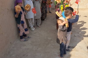Bugün Afganistan Bölgesi'ndeki yetim ve yoksul çocuklara ekmek dağıtımında bulunduk Allah hayır sahiplerinden razı olsun