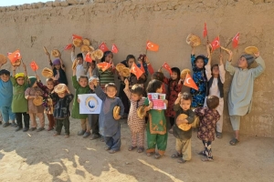 Bugün Afganistan Bölgesi'ndeki yetim ve yoksul çocuklara ekmek dağıtımında bulunduk Allah hayır sahiplerinden razı olsun