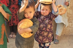 Bugün Afganistan Bölgesi'ndeki yetim ve yoksul çocuklara ekmek dağıtımında bulunduk Allah hayır sahiplerinden razı olsun