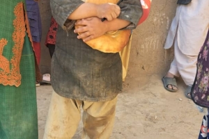 Bugün Afganistan Bölgesi'ndeki yetim ve yoksul çocuklara ekmek dağıtımında bulunduk Allah hayır sahiplerinden razı olsun