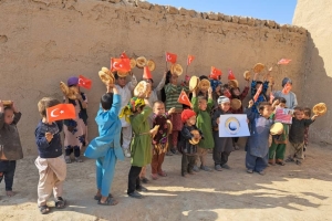 Bugün Afganistan Bölgesi'ndeki yetim ve yoksul çocuklara ekmek dağıtımında bulunduk Allah hayır sahiplerinden razı olsun