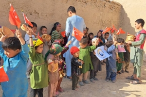 Bugün Afganistan Bölgesi'ndeki yetim ve yoksul çocuklara ekmek dağıtımında bulunduk Allah hayır sahiplerinden razı olsun