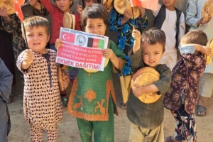 Bugün Afganistan Bölgesi'ndeki yetim ve yoksul çocuklara ekmek dağıtımında bulunduk Allah hayır sahiplerinden razı olsun