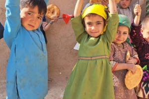 Bugün Afganistan Bölgesi'ndeki yetim ve yoksul çocuklara ekmek dağıtımında bulunduk Allah hayır sahiplerinden razı olsun