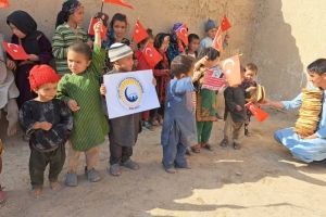 Bugün Afganistan Bölgesi'ndeki yetim ve yoksul çocuklara ekmek dağıtımında bulunduk Allah hayır sahiplerinden razı olsun