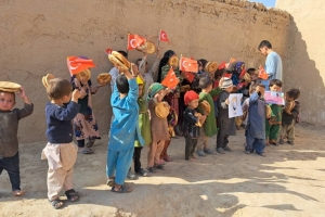 Bugün Afganistan Bölgesi'ndeki yetim ve yoksul çocuklara ekmek dağıtımında bulunduk Allah hayır sahiplerinden razı olsun