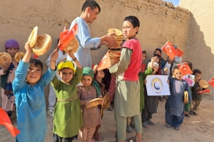 Bugün Afganistan Bölgesi'ndeki yetim ve yoksul çocuklara ekmek dağıtımında bulunduk Allah hayır sahiplerinden razı olsun
