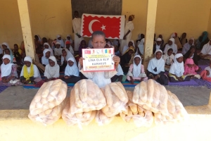 Cad ülkesinde yetim ve yoksul çocuklara ekmek dağıtımında bulunduk 