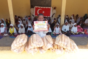 Cad ülkesinde yetim ve yoksul çocuklara ekmek dağıtımında bulunduk 