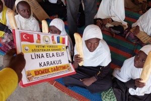 Cad ülkesinde yetim ve yoksul çocuklara ekmek dağıtımında bulunduk 