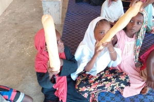 Cad ülkesinde yetim ve yoksul çocuklara ekmek dağıtımında bulunduk 