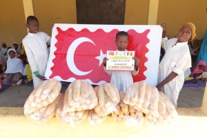 Cad ülkesinde yetim ve yoksul çocuklara ekmek dağıtımında bulunduk 