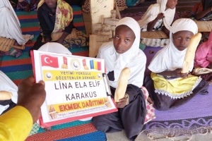 Cad ülkesinde yetim ve yoksul çocuklara ekmek dağıtımında bulunduk 