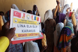 Cad ülkesinde yetim ve yoksul çocuklara ekmek dağıtımında bulunduk 