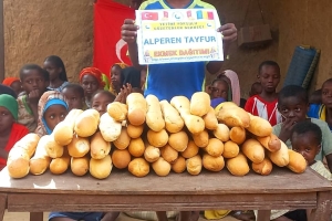 Ekmek dağıtımlarımız bugün de devam etti Afrika Çat bölgesinde yetim ve yoksul çocuklara ekmek dağıtımında bulunduk Kasım 2022