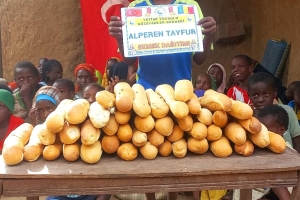 Ekmek dağıtımlarımız bugün de devam etti Afrika Çat bölgesinde yetim ve yoksul çocuklara ekmek dağıtımında bulunduk Kasım 2022