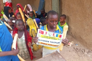 Ekmek dağıtımlarımız bugün de devam etti Afrika Çat bölgesinde yetim ve yoksul çocuklara ekmek dağıtımında bulunduk Kasım 2022