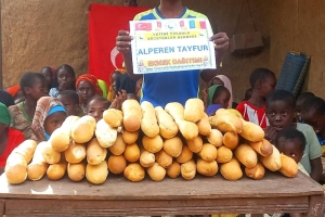 Ekmek dağıtımlarımız bugün de devam etti Afrika Çat bölgesinde yetim ve yoksul çocuklara ekmek dağıtımında bulunduk Kasım 2022