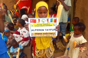 Ekmek dağıtımlarımız bugün de devam etti Afrika Çat bölgesinde yetim ve yoksul çocuklara ekmek dağıtımında bulunduk Kasım 2022