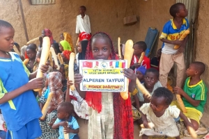 Ekmek dağıtımlarımız bugün de devam etti Afrika Çat bölgesinde yetim ve yoksul çocuklara ekmek dağıtımında bulunduk Kasım 2022