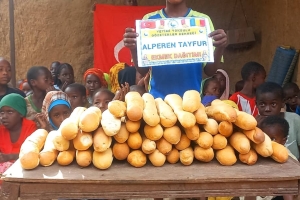 Ekmek dağıtımlarımız bugün de devam etti Afrika Çat bölgesinde yetim ve yoksul çocuklara ekmek dağıtımında bulunduk Kasım 2022