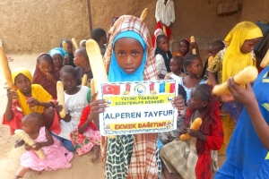 Ekmek dağıtımlarımız bugün de devam etti Afrika Çat bölgesinde yetim ve yoksul çocuklara ekmek dağıtımında bulunduk Kasım 2022