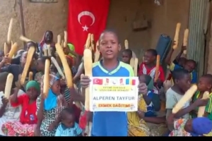 Ekmek dağıtımlarımız bugün de devam etti Afrika Çat bölgesinde yetim ve yoksul çocuklara ekmek dağıtımında bulunduk Kasım 2022