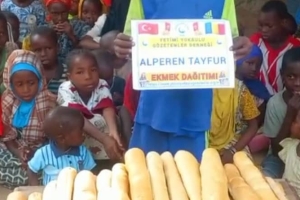 Ekmek dağıtımlarımız bugün de devam etti Afrika Çat bölgesinde yetim ve yoksul çocuklara ekmek dağıtımında bulunduk Kasım 2022